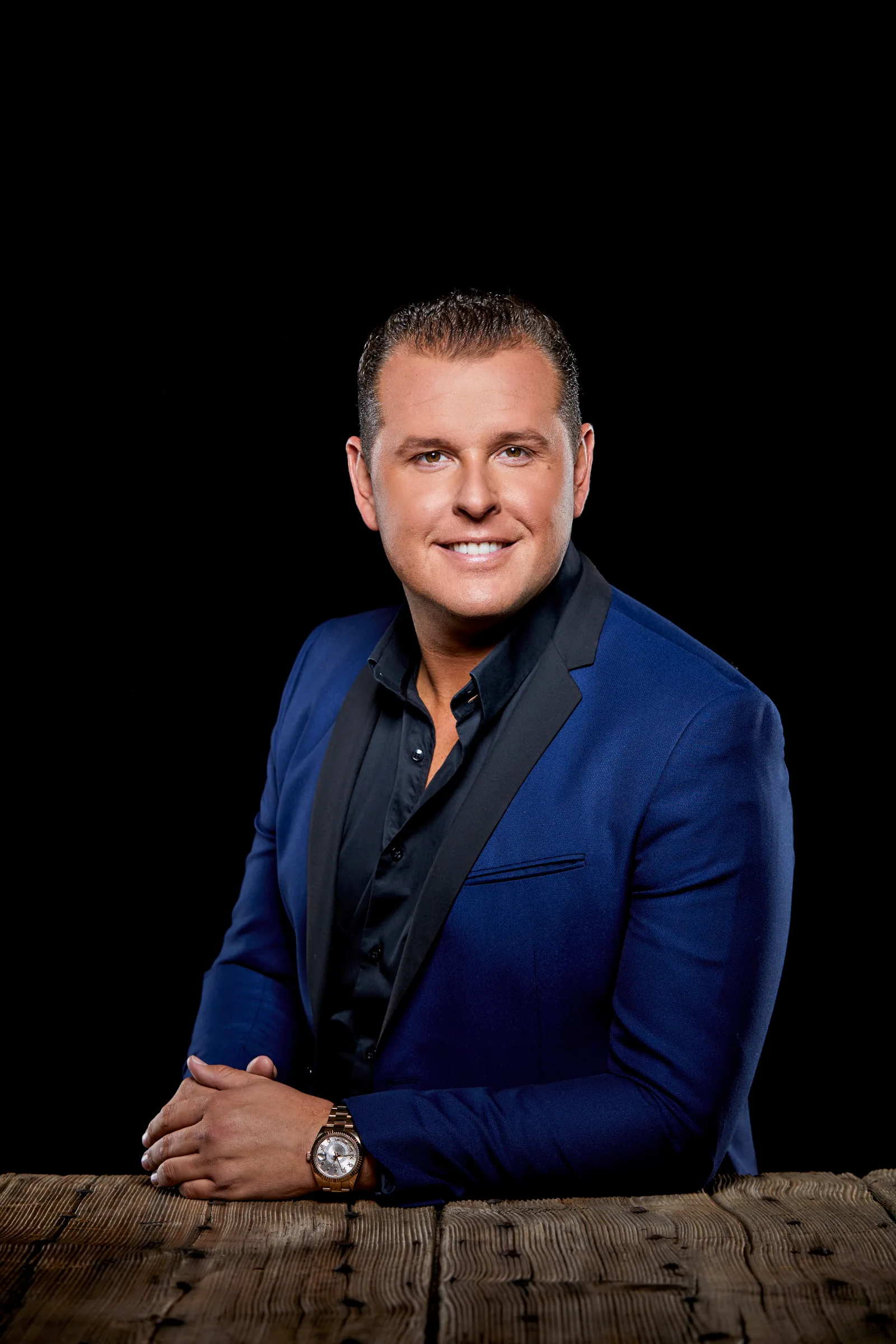 Illustratie bij: John West en Marina geven elkaar het jawoord